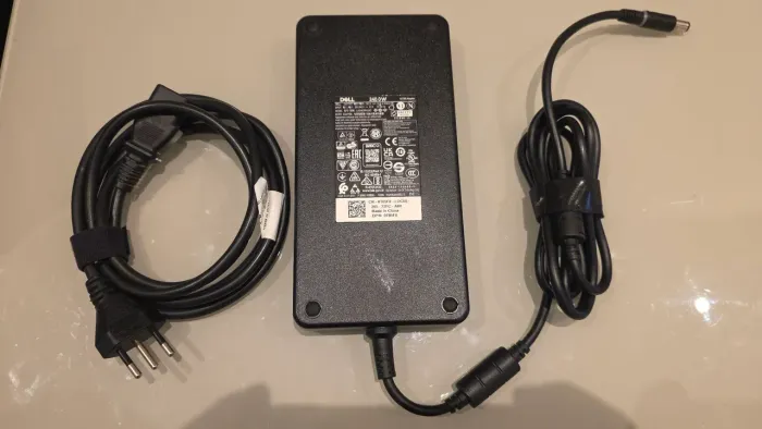 Fonte Carregador Original Dell 240W (G15 / Alienware) - 19.5V 12.31A