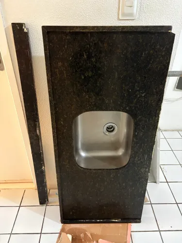 Balcão de Granito Preto com Cuba de Inox