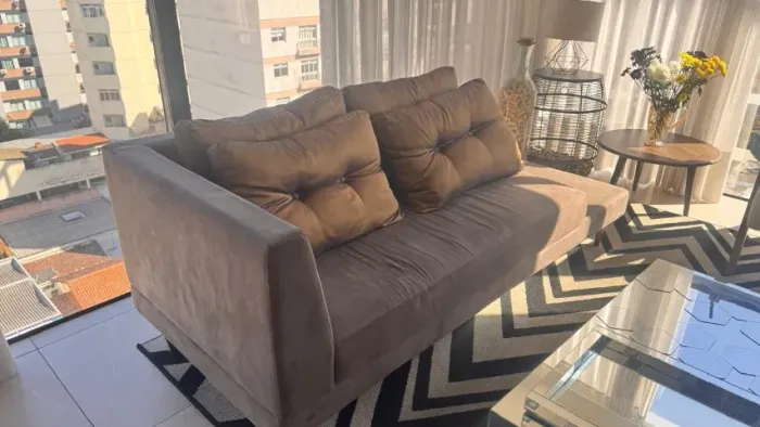 Sofá com chaise impermeabilizado + 4 almofadas