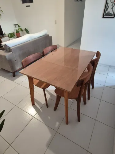 Mesa madeira pau Pereira 1,20x 0,80 com vidro 4mm + 4 cadeiras tokios