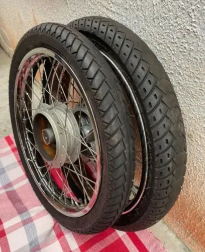 Rodas raidas freio a tambor 160 start originais Honda com 2 pneus semi-novos