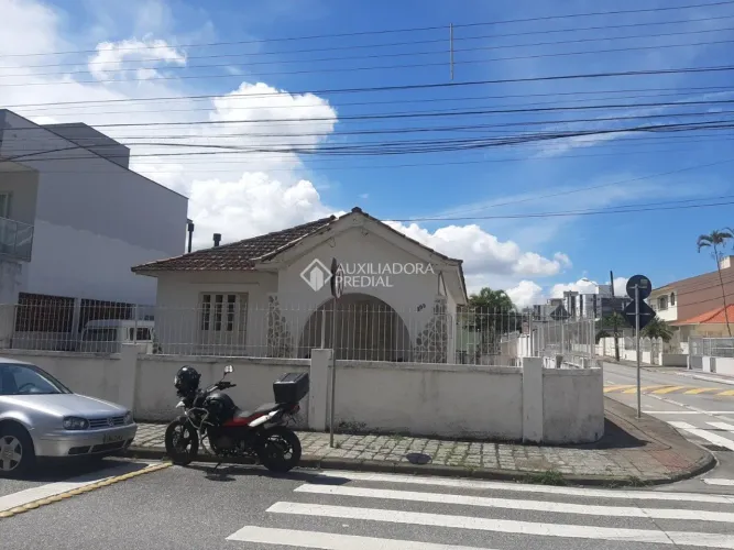 Casa no Balneário do Estreito.