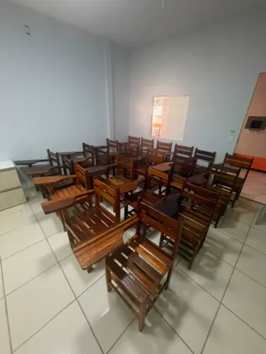 Cadeiras Escolares Universitárias em Madeira Maciça