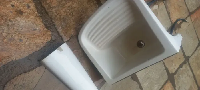TANQUE GRANDE DE LOUÇA COM COLUNA