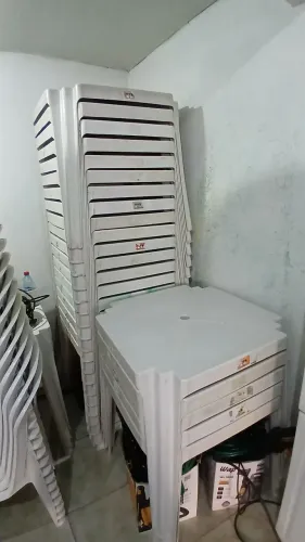 Vendo mesas e cadeiras usadas de plástico.