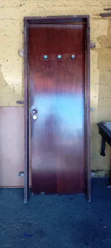 Porta interna com caixilho e fexadura