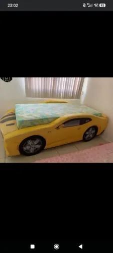 Cama Camaro Amarelo de madeira com estofamento.
