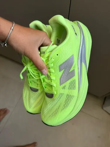 Tênis New Balance FuelCell Rebel v5, na cor verde limão/neon com detalhes em prata