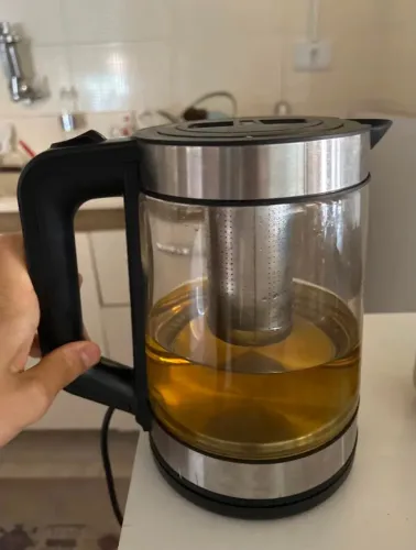 Chaleira elétrica com infusor de chá Oster.