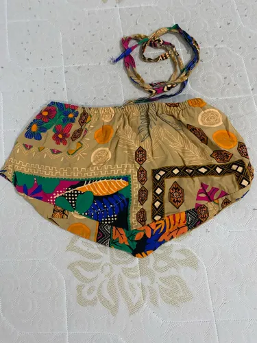 Cropped triângular estampa estilo farm com amarração no pescoço