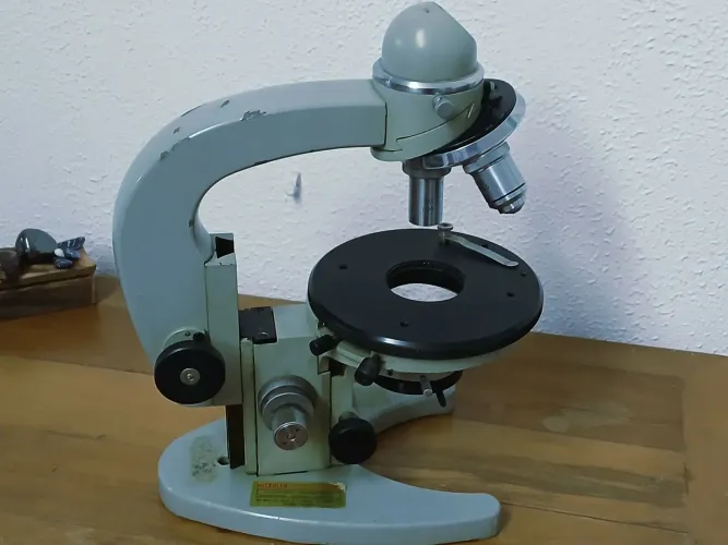 Microscópio profissional 