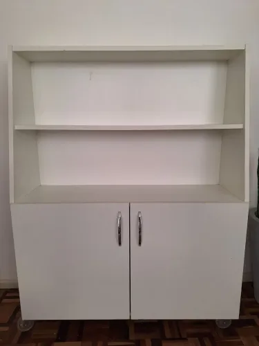 Estante com duas portas