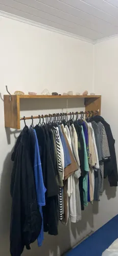 Vendo guarda roupa aberto com cabideiro