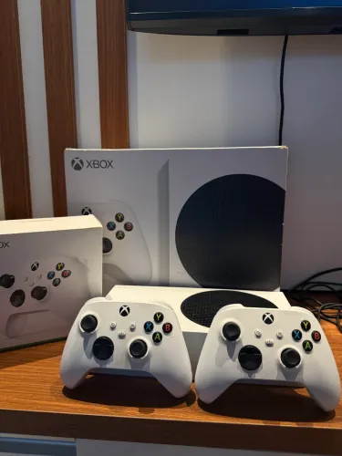 XBOX SÉRIES S - 2 controles funcionando perfeitamente