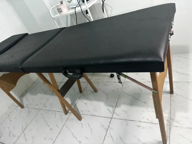 maca dobrável preta, com levantamento no pescoço.