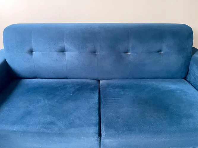 Sofá 2 lugares azul moderno com pés de madeira - confortável e elegante