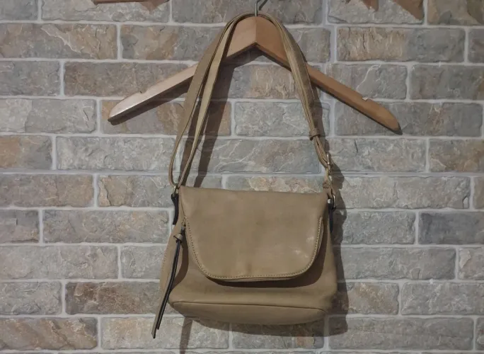 Bolsa bege em material sintetico nova e com compartimento secreto