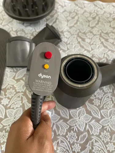 secador dyson, tapete para descanso e três encaixes diferentes para secagem dos cabelos