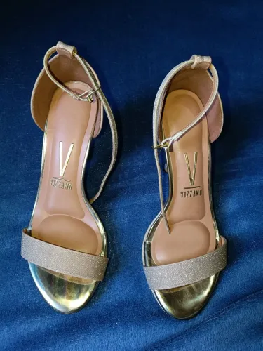 Sandália de salto fino dourada