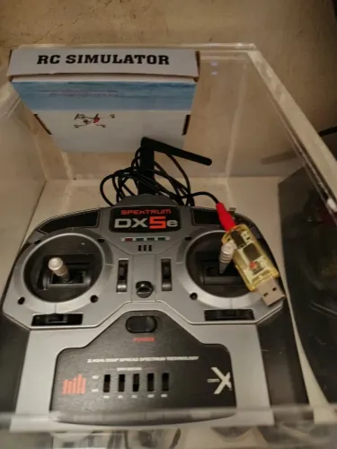 Rádio Controle Spektrum DX5e 2.4GHz + Adaptador Simulador USB para PC