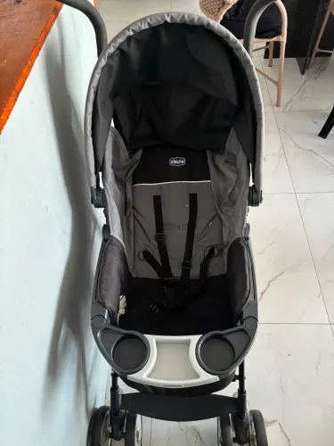 Carrinho de bebê + bebê conforto CHICCO