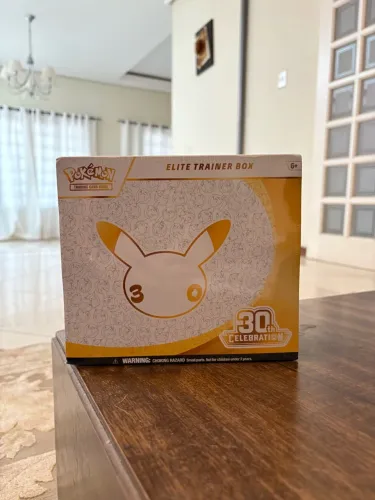 Elite Trainer Box (ETB) - Pokemon 30 anos - Inglês/ING - Novo/Lacrado TCG