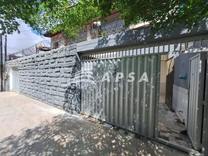 CASAPRÓXIMO AO HOSPITAL SÃO CARLOS. COM UMA VAGA, TRÊS QUARTOS, SENDO UMA SUÍTE. AMPLA SAL