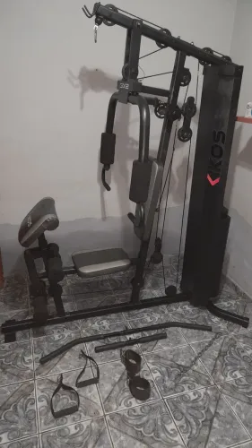 Estação de musculação com 96 kilos