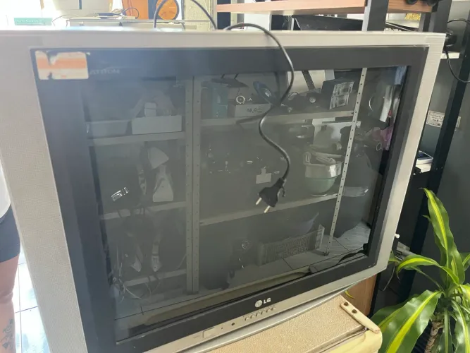 televisor de tubo CRT vintage da marca LG, 29