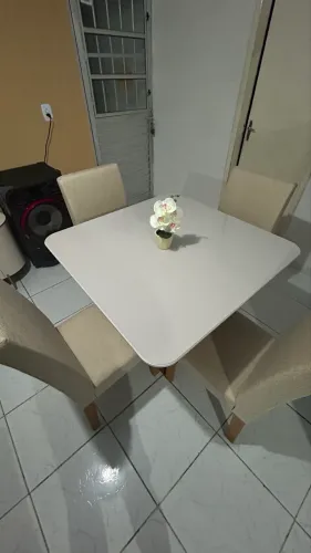 Mesa Tampa de vidro c/ 4 cadeiras 1 mês de uso