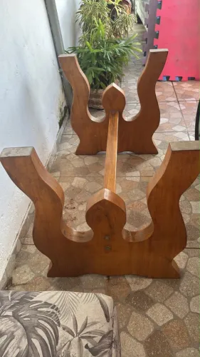 Pé de mesa em madeira