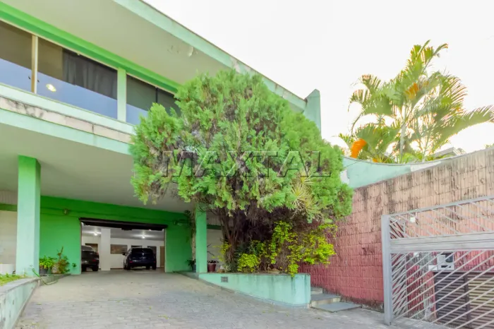 Casa à venda na Vila Monumento. 361m² de Área Útil. 49m². 4 quartos, 2 suítes e piscina.