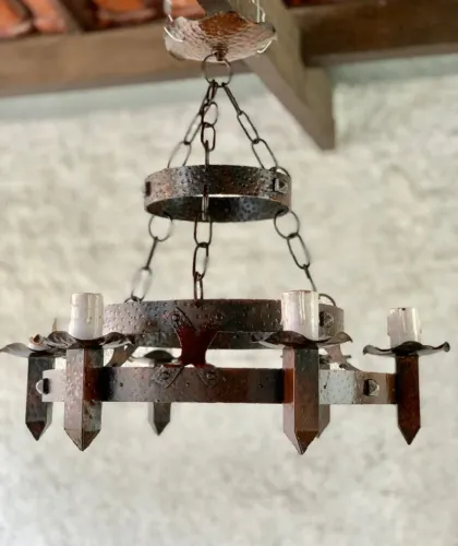 Lustre antigo estilo medieval 