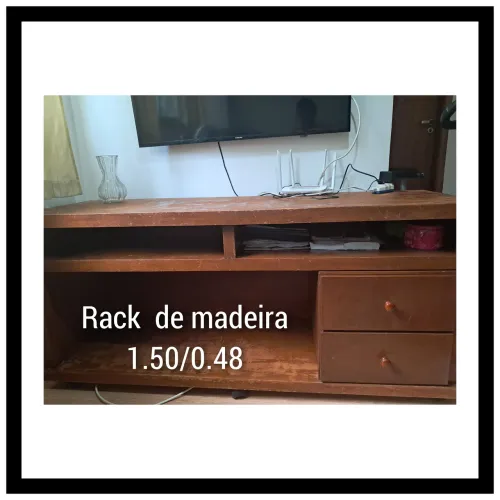 Rack de madeira mogno