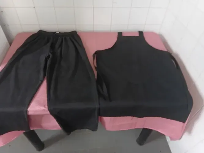 Kit. com; Calça Preta Tamanho GG + Avental Preto Tamanho: Único. - Ótimo Estado!