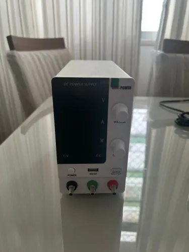 Fonte De Digital Bancada Ajustável 30v 10a 4 Dígitos