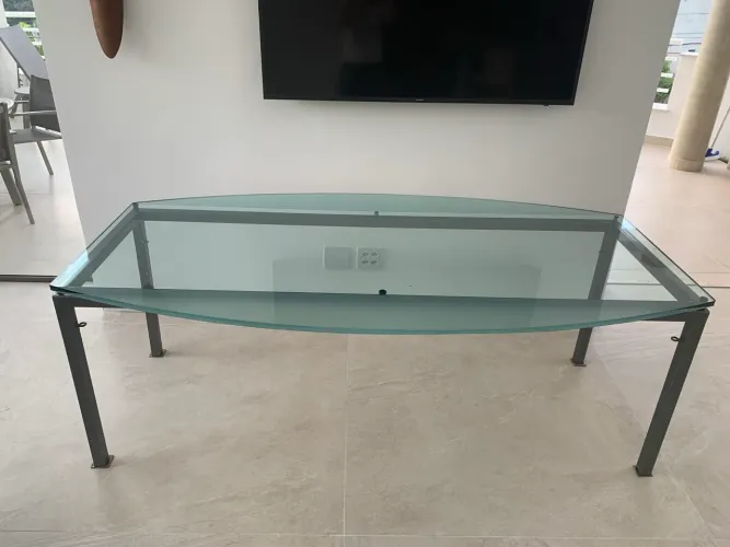 Mesa de jantar- Estrutura de ferro e tampo de vidro