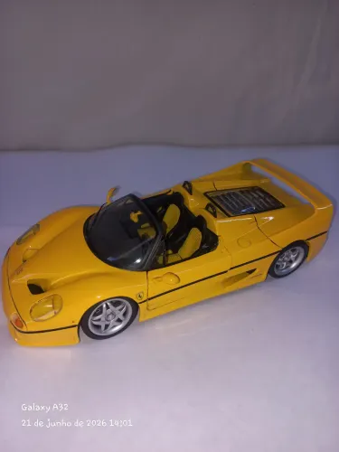 Carrinho ferrari f-50 amarela da marca maisto 1/18