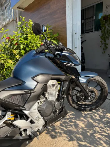 Vendo Honda Twister estado de zero.