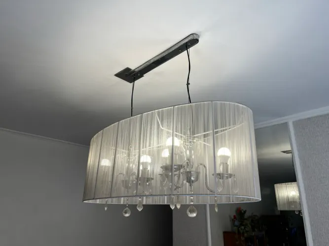 Lustre prateado com pedras