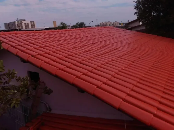 Pintura e limpeza em telhado colonial
