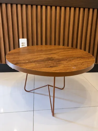 Mesa de Centro Redonda de Madeira e Metal para Sala