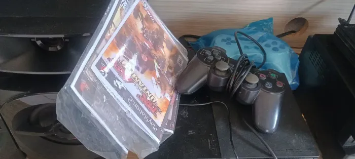 Playstation 2 pegando CD com 1 controle e 3: jogos GTA FUTEBOL E OUTRO