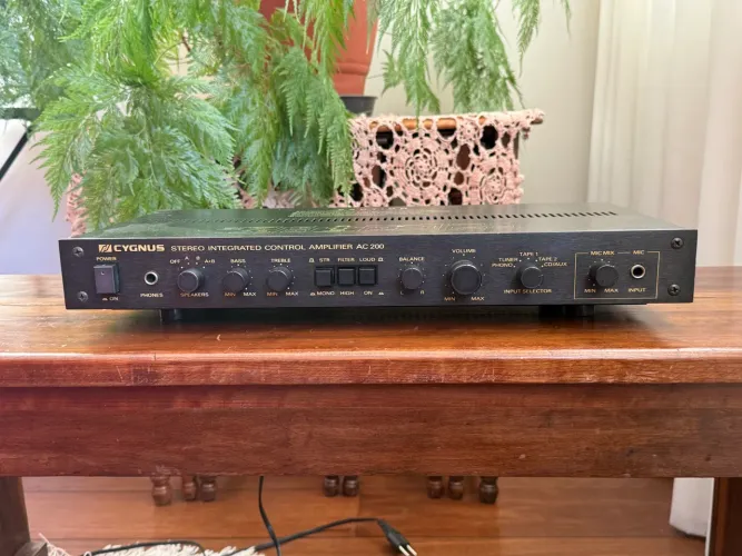 Som Cygnus AC-200 com caixas acústicas AIWA