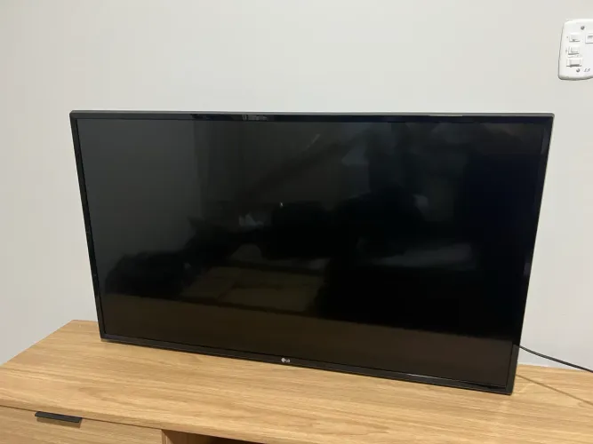 Vendo TB LG 43 com suporte de parede