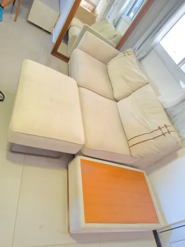 Sofá modular com mesinha embutida