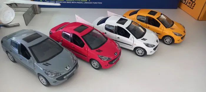 Miniatura Peugeot 206 sedan escala 1/32