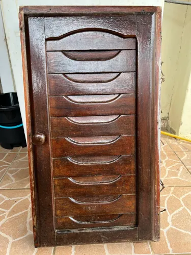 Porta de madeira para porão, sótão, casa de bomba, etc?