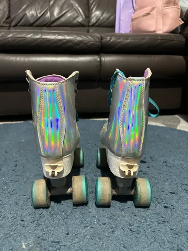 Vendo lindo patins, quatro rodas.