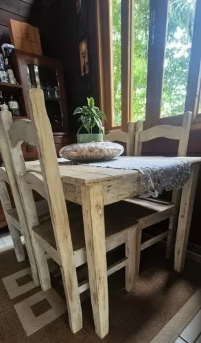 Mesa De Madeira Com 4 Cadeiras Em Patina - Bom Estado (Usado)